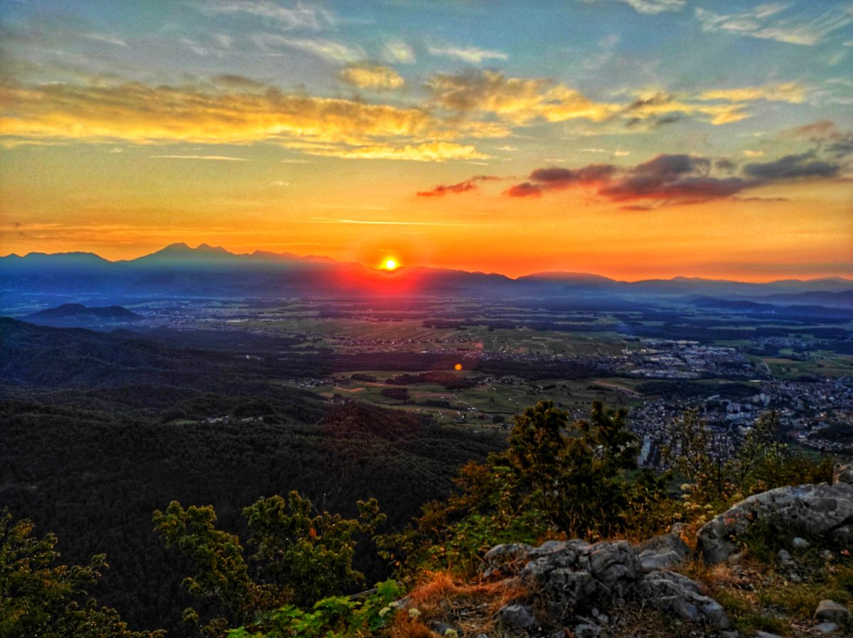 Weather forecasts with beautiful photos by Buros