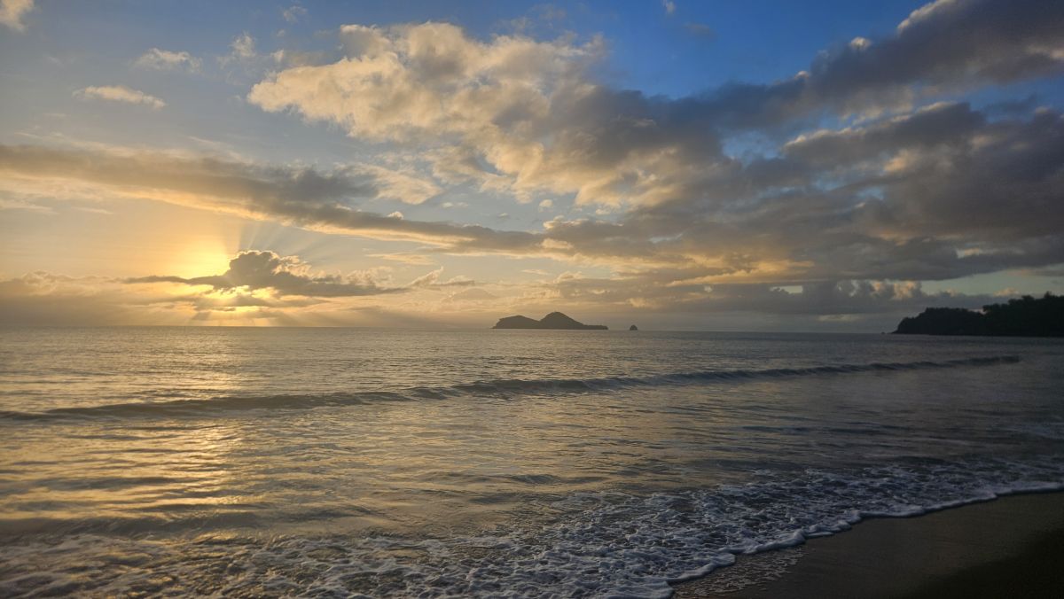 Weather forecasts with beautiful photos by TheDarkProject