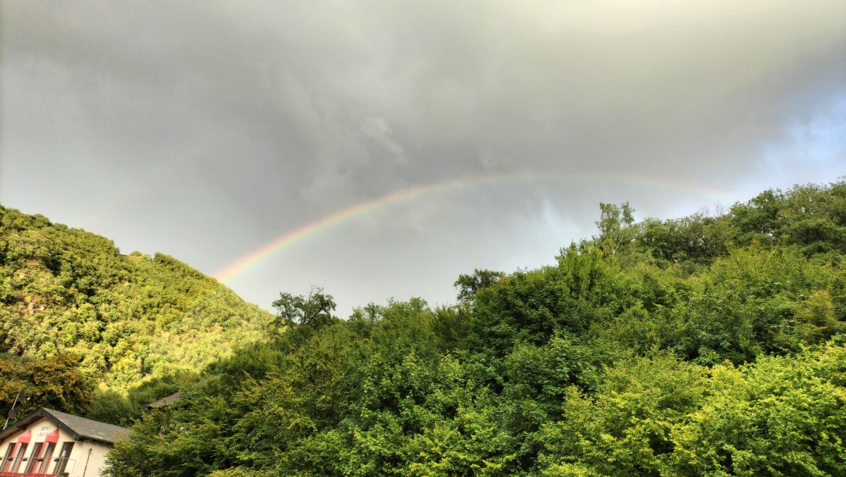 Weather forecasts with beautiful photos by Chantal Kao