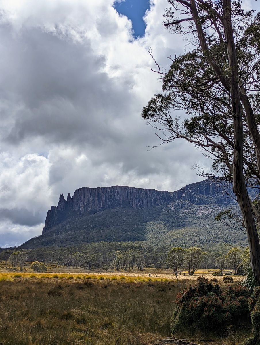 Путешествие по австралии. Рельеф тасмании. Штат тасмания австралия. Фрейсинет парк фрейсине тасмания австралия национальный. Озеро призрак в тасмании.