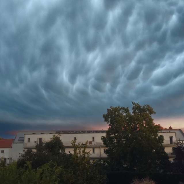 D-I-Eの美しい写真による天気予報