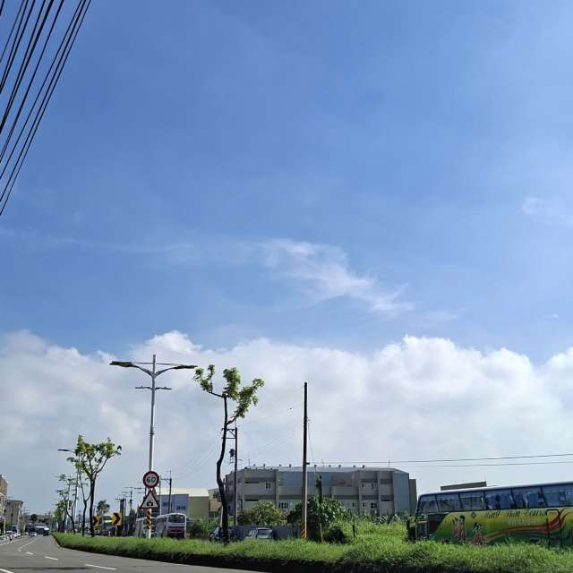 Intersection. Weather forecasts with beautiful photos by Wen-ya Huang Photos in Kaohsiung City