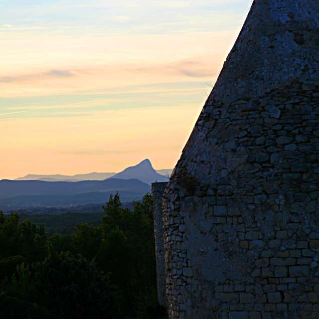 Standing. Weather forecasts with beautiful photos by tony5636 Photos in Calvisson