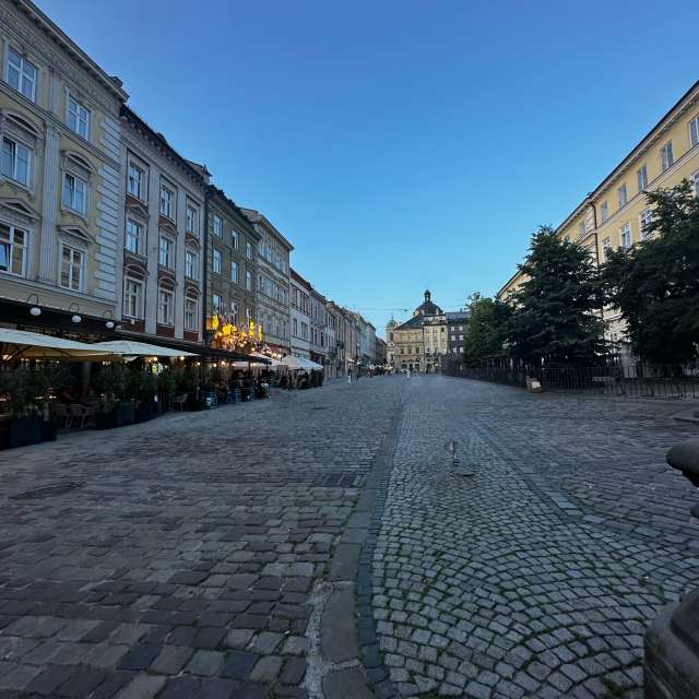 Gehweg. Wettervorhersagen mit schönen Fotos von Інна Fotos Lwiw