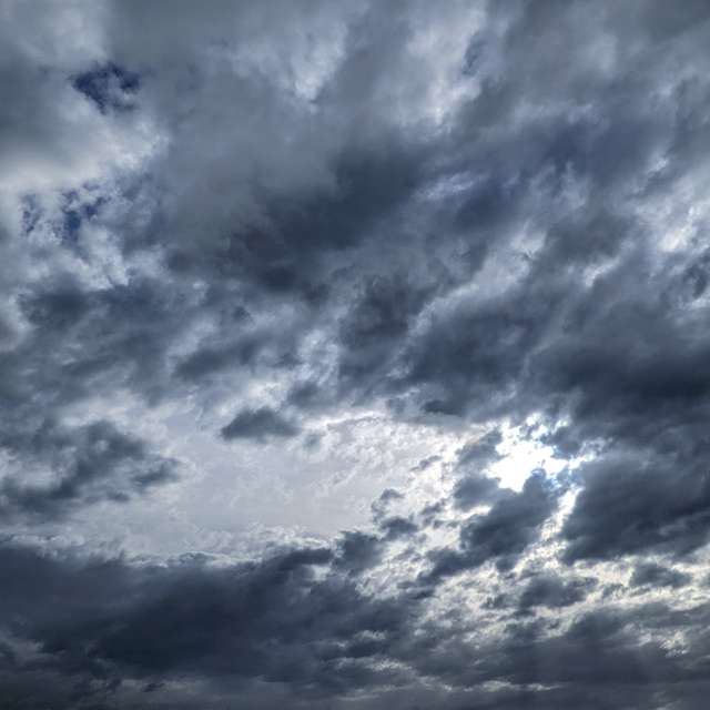 Latour இல் Clouds. Juniper-du-bayou எழுதிய அழகான புகைப்படங்களுடன் வானிலை முன்னறிவிப்புகள் புகைப்படங்கள்