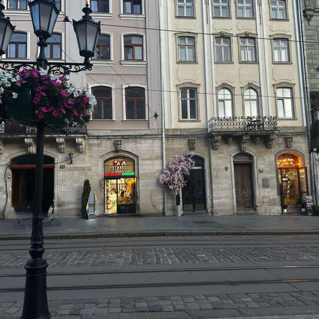Gehweg. Wettervorhersagen mit schönen Fotos von Інна Fotos Lwiw