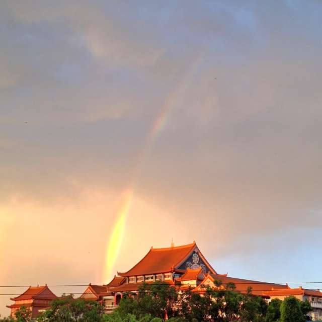 Track. Weather forecasts with beautiful photos by Wen-ya Huang Photos in Kaohsiung City