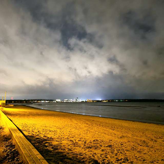 Stroomi Beach मधील मोठे. unhombre द्वारे सुंदर छायाचित्रांसह हवामानाचा अंदाज छायाचित्र